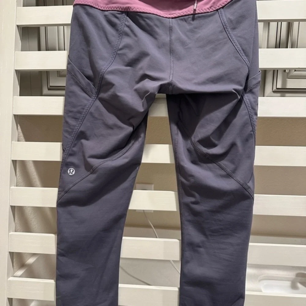 Lululemon Women's Size 8 Workout Activewear Cropped Leggings‎ Purple/Gray